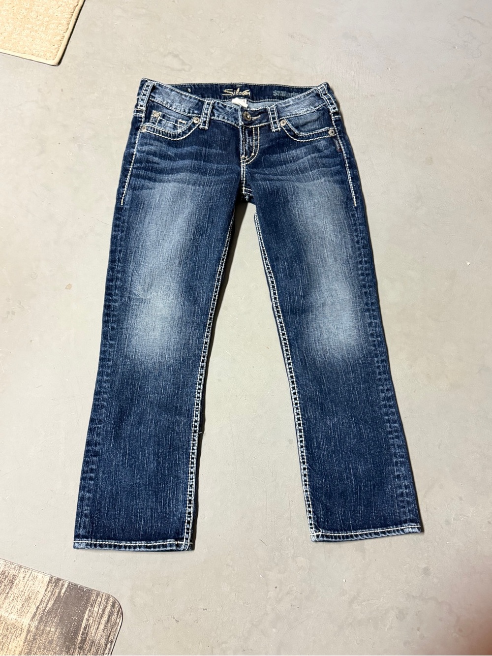 Silver Jeans Suki Capri Jeans Women’s 27 Mid Rise Denim Embroidered Pockets